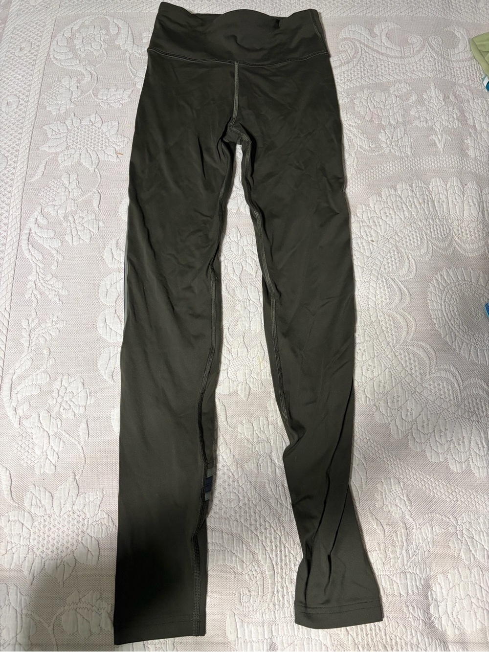 lululemon athletica women's  Olive Green Performance leggings sz 4 traditional